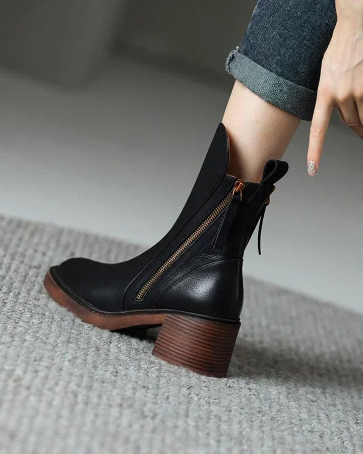 Valorine™ | Black leather boot with a comfortable heel, elegant and timeless