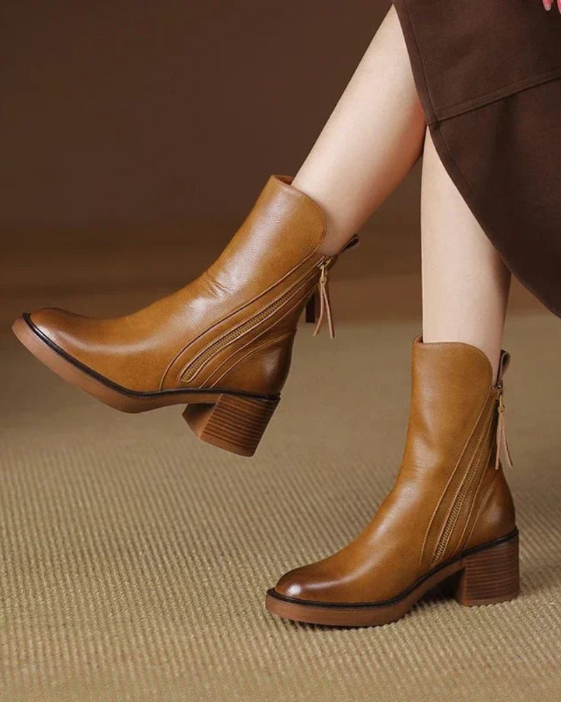 Valorine™ | Black leather boot with a comfortable heel, elegant and timeless