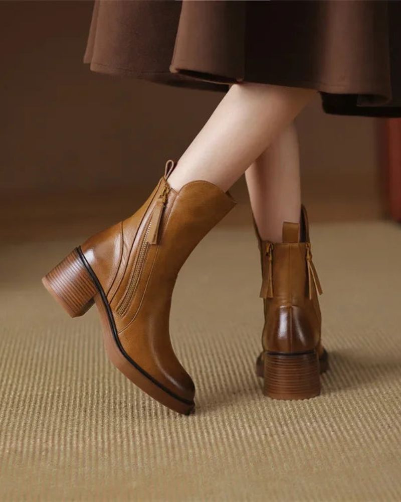 Valorine™ | Black leather boot with a comfortable heel, elegant and timeless