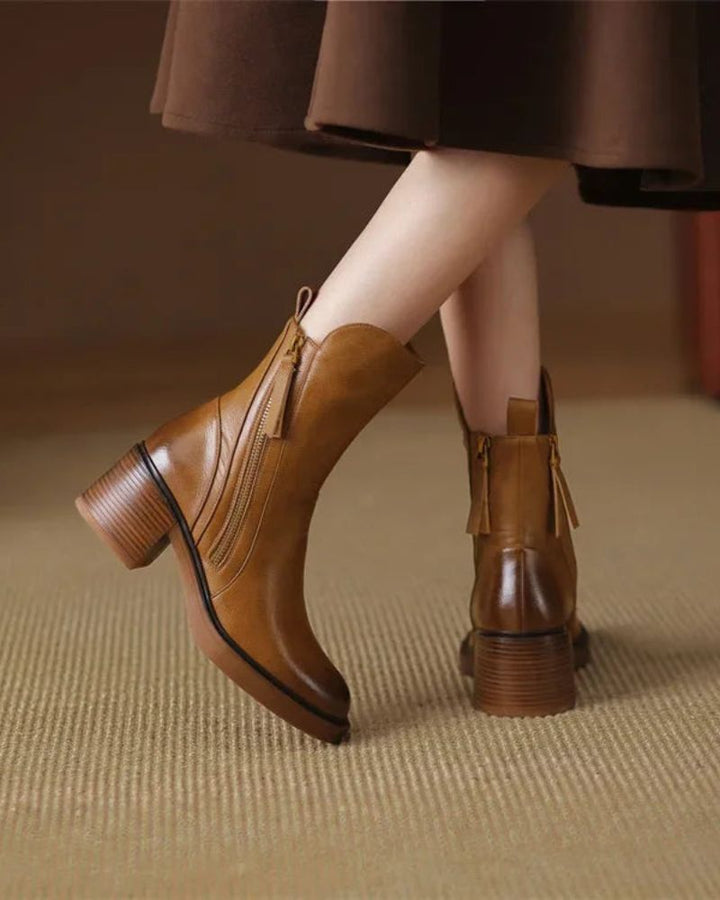 Valorine™ | Black leather boot with a comfortable heel, elegant and timeless