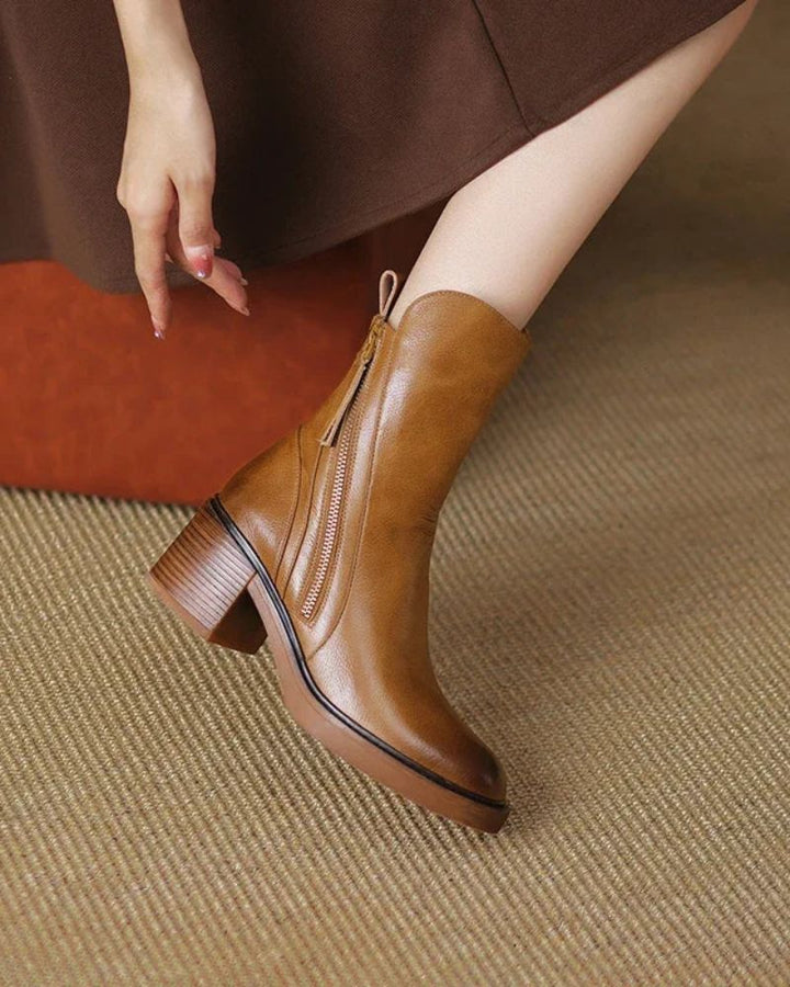 Valorine™ | Black leather boot with a comfortable heel, elegant and timeless